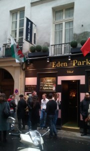 Devant le pub bien connu des supporters.