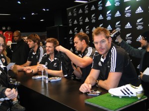 Les 4 champions du monde en pleine séance de dédicaces. De gauche à droite : Sam Whitelock, Richie McCaw, Israël Dagg, et Ali Williams.