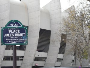 La place Jules Rimet rend hommage au créateur de la Coupe du Monde de Football. Elle accueille discrètement les spectateurs du parc des princes, dans le 16ème arrondissement de paris.