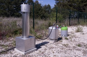 un générateur anti-grêle disposé dans les vignes